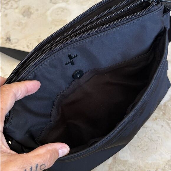 NWOT Tracker Anti Theft RFID Black Nylon Crossbody Bag Unisex - Picture 11 of 12